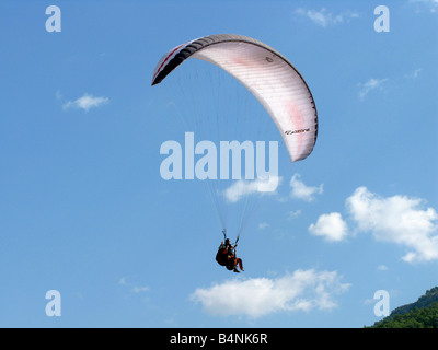 Parapendio in tandem in arrivo a terra oltre Olu Deniz in Turchia Foto Stock