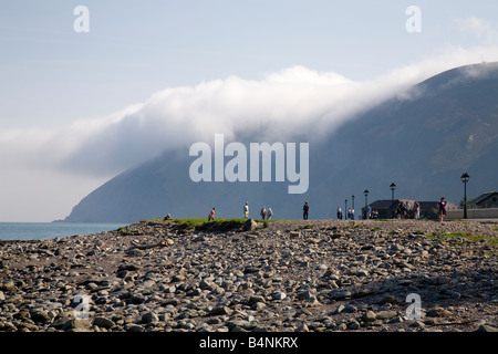 Lynmouth spiaggia orientale con punto Foreland Devon shroaded dal basso il cloud Foto Stock