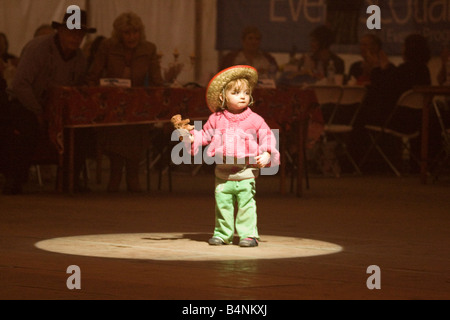 Creetown Country Music Festival giovane bambino indressed come cowboy con Teddy catturati nella parte spotlight di Gaelforce Scotland Regno Unito Foto Stock