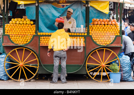 Bancarella vendendo il succo d'arancia fresco nel Djamaa El Fna Foto Stock