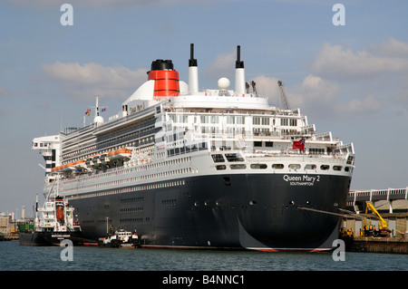 Porto di Southampton Inghilterra UK Queen Mary 2 e MV Whitchallenger un olio combustibile Bunkering vaso a fianco Foto Stock