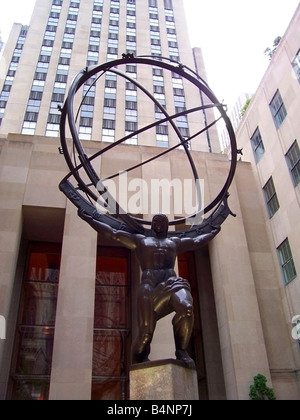 Questa è la statua di ATLAS in tutta da St Patricks Cathedral in New York City Foto Stock