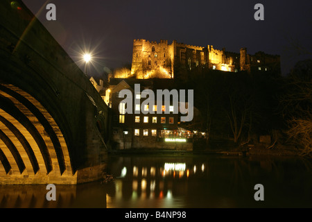 Città di Durham, Inghilterra. Una notte illuminata vista Framwelgate ponte sopra il fiume usura con Durham Castle in background. Foto Stock