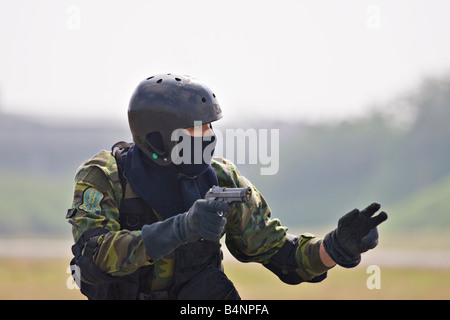 Airborne commando pronto ad attaccare dopo il parapendio Foto Stock