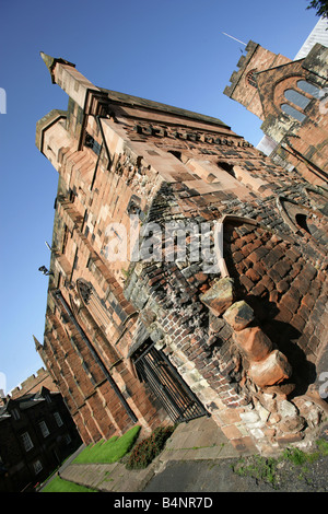 Città di Carlisle, Inghilterra. L'edificio Fratry all'interno dell'Abbazia motivi con la Cattedrale di Carlisle in background. Foto Stock