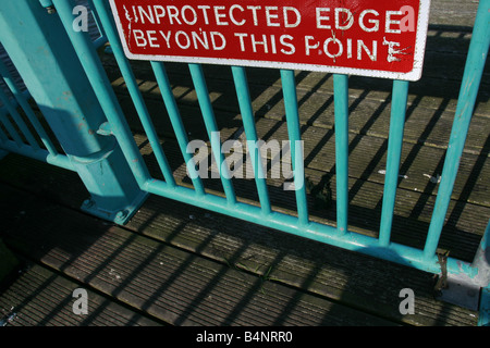 Bordo non protetta al di là di questo punto segno da mare in Galles, Regno Unito Foto Stock