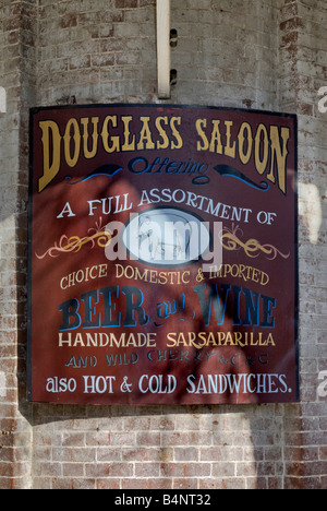 Segno a Douglass Saloon presso la Columbia State Historic Park Gold Country California USA Foto Stock