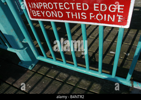 Bordo non protetta al di là di questo punto segno da mare in Galles, Regno Unito Foto Stock