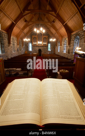 Vicari vista dal pulpito abside di una chiesa guardando sopra la Sacra Bibbia del corridoio tra i banchi e assente congregazione Foto Stock
