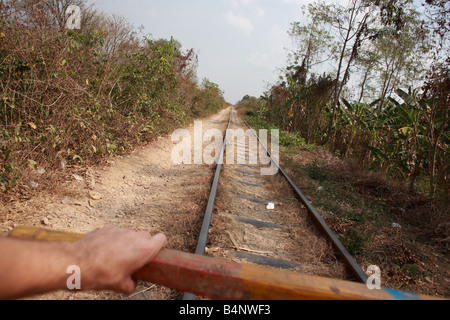 Un turista a cavallo del treno di bambù di Battambang, Cambogia Foto Stock