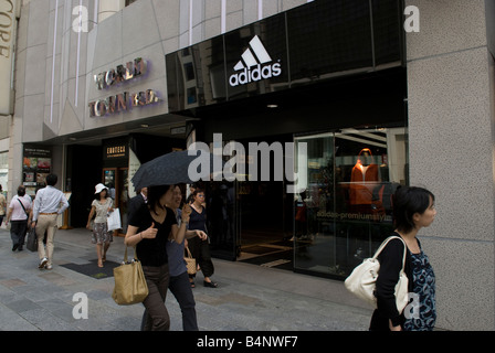 Adidas store a Ginza dori, Tokyo Foto Stock