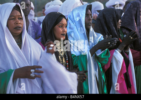 Algeria vicino Djanet Tuareg annuale festival denominato SBIBA donne che danzano deserto del Sahara Foto Stock