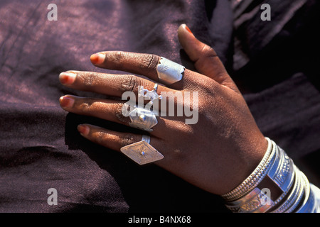 Algeria Djanet donna della tribù Tuareg vicino la mano e anelli argento deserto del Sahara Foto Stock