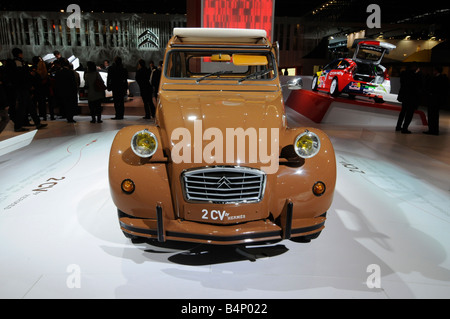 Il leggendario 2CV (deux chevaux) auto dal francese automobilistico Peugeot, sul display durante la International Motor Show tenutosi a Parigi Foto Stock