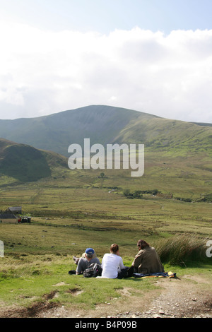 Persone rilassante sulla Mount Snowdon percorso nel Galles Foto Stock