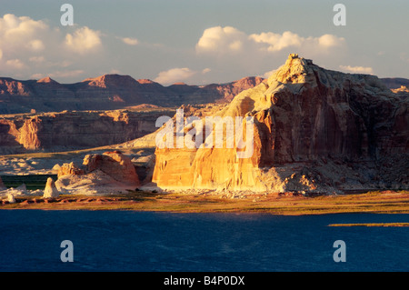Formazioni di arenaria sul Lago Powell in Glen Canyon National Recreation Area Foto Stock