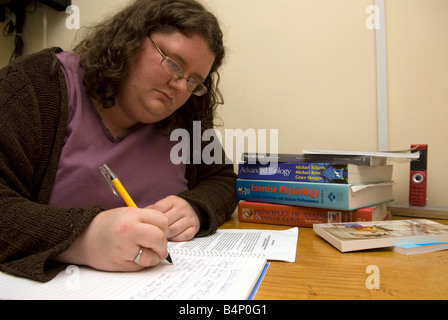 27 anno vecchia donna con asma studiare a casa per una laurea in biologia umana, Wolverhampton Regno Unito Foto Stock