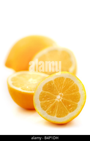 Diverse le metà limone isolati su sfondo bianco Foto Stock