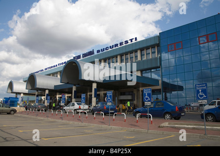 Bucarest Romania UE riservati disabili posti di parcheggio di fronte all'Aeroporto Internazionale Henri Coanda terminal di partenza Foto Stock