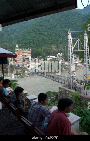 India Uttarakhand Rishikesh Ram Jhula ponte attraverso il gange Foto Stock