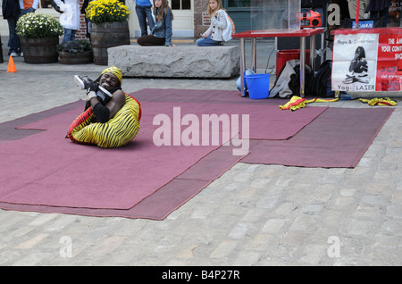 Yogi laser, una strada performer di South Street Seaport, può legare se stesso in nodi. Foto Stock