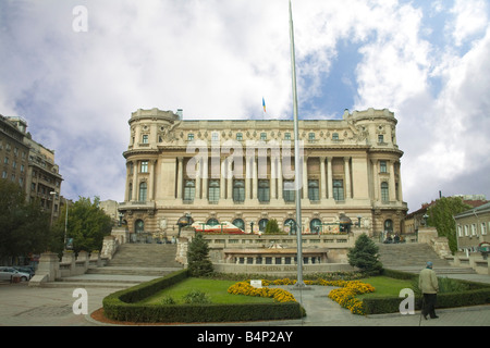 Bucarest Romania UE Lo splendido edificio Cercul Militar National Military Club costruito nel 1912 per i Romeni Esercito Francese in stile neoclassico Foto Stock