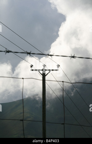 Telegrafo polo di elettricità e le nuvole in snowdonia, Galles Foto Stock