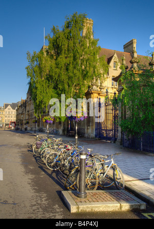 Le biciclette al di fuori dell'entrata al Trinity College di Broad Street, Oxford, England, Regno Unito Foto Stock
