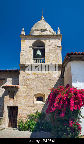 Campanile della chiesa e bougainvilia presso la missione di San Carlos de Borromeo de Carmelo nel Carmelo dal mare California USA Foto Stock