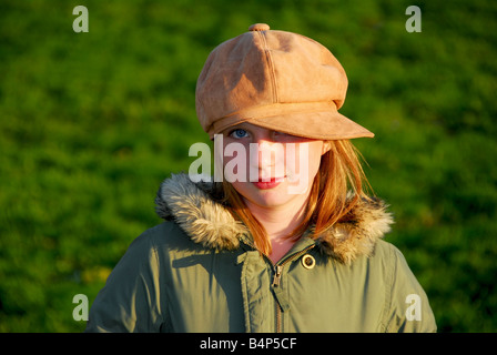 Portriat di una giovane ragazza sorridente in inverno o in autunno abbigliamento esterno Foto Stock