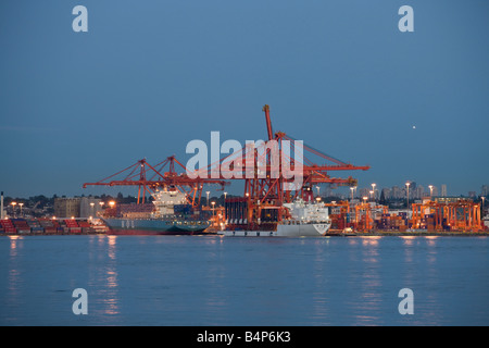 APL serio e Zhen Huazi navi container al dock nel porto di Vancouver, British Columbia, Canada Foto Stock