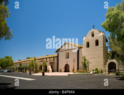 La facciata della chiesa e il campanile a torre presso la missione di Santa Ines vicino Solvang California USA Foto Stock