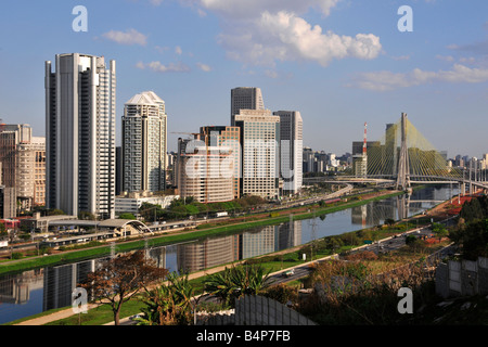Skyline intorno al fiume Pinheiros e Octavio Frias ponte cavo di Sao Paulo in Brasile Foto Stock