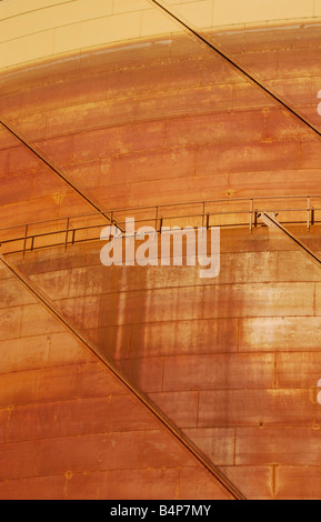 Close up giant arrugginendo gasometro in acciaio adatti per uso come immagine di sfondo Foto Stock