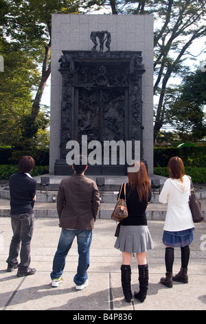 Quattro giovani di fronte di Auguste Rodin - Le porte dell inferno presso il Museo di Arte Occidentale il Parco Ueno Tokyo Giappone Foto Stock