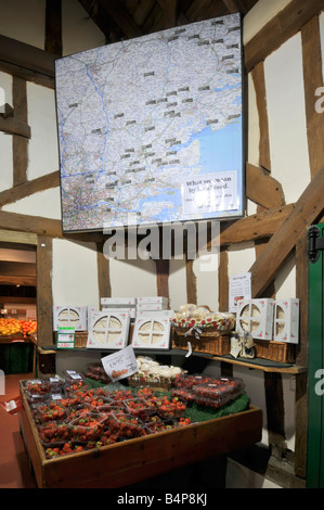 All'interno di Calcott Hall, negozio agricolo, granaio, prodotti edili in mostra una grande mappa mostra alcuni luoghi, fornitori locali, Brentwood Essex Inghilterra, Regno Unito Foto Stock