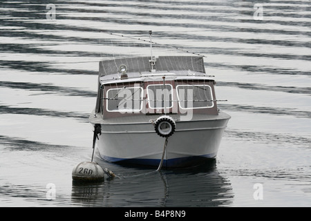 Barca oscillare delicatamente in acqua al Lago Maggiore, Italia Foto Stock