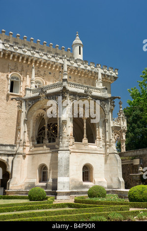 Il Portogallo Beira Litoral, vicino a Coimbra, distretto di Aveiro, Bucaco palazzo ora un hotel adagiato in giardini formali Foto Stock