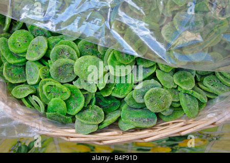 Essiccato candita fette di kiwi in vendita al mercato di Campo de' Fiori a Roma Foto Stock