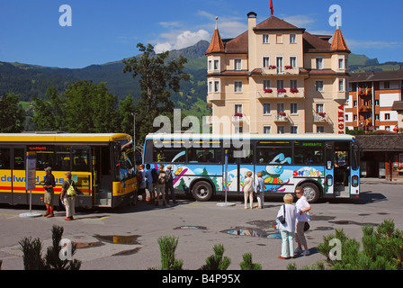 I turisti alla stazione degli autobus in Grindelwald regione di Jungfrau Bernese Oberland svizzera Foto Stock