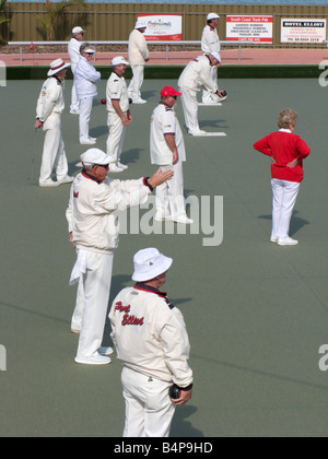 Giocatori vestito di bianco giocando a bocce su prato di mare a Port Elliot in Australia del Sud vicino a Adelaide 2008 Foto Stock