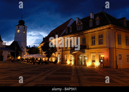 Edifici su Piata Mare al crepuscolo Sibiu Transilvania Romania Foto Stock