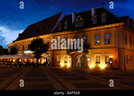 Edifici su Piata Mare al crepuscolo Sibiu Transilvania Romania Foto Stock