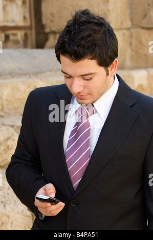Giovane uomo la composizione del numero sul telefono cellulare Foto Stock