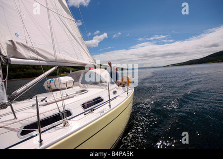 Barca a vela un piccolo yacht nel Kyles of Bute nel Firth of Clyde Scozia Scotland Foto Stock