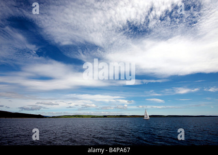 Barca a vela un piccolo yacht nel Kyles of Bute nel Firth of Clyde Scozia Scotland Foto Stock