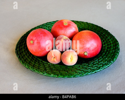 Manghi e pesche Foto Stock