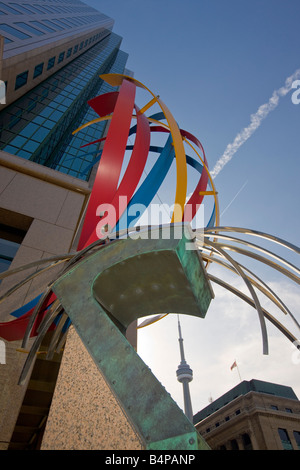 Scultura su strada nel centro cittadino di Toronto con la CN Tower in background, città di Toronto, Ontario, Canada. Foto Stock