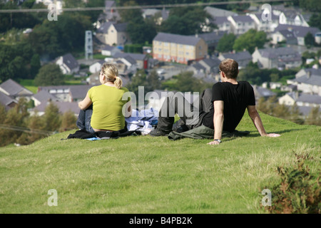 Persone rilassante sulla Mount Snowdon percorso nel Galles Foto Stock