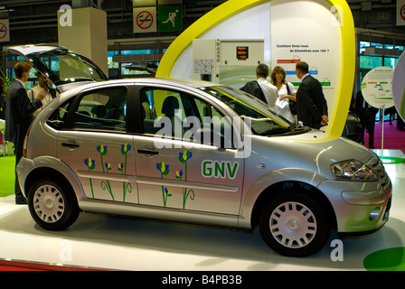 Parigi Francia, Paris Auto Show Natural gas Green Car in mostra al GDF "gas de France Co" concetto globale di green economy, carburanti a basse emissioni di carbonio Foto Stock